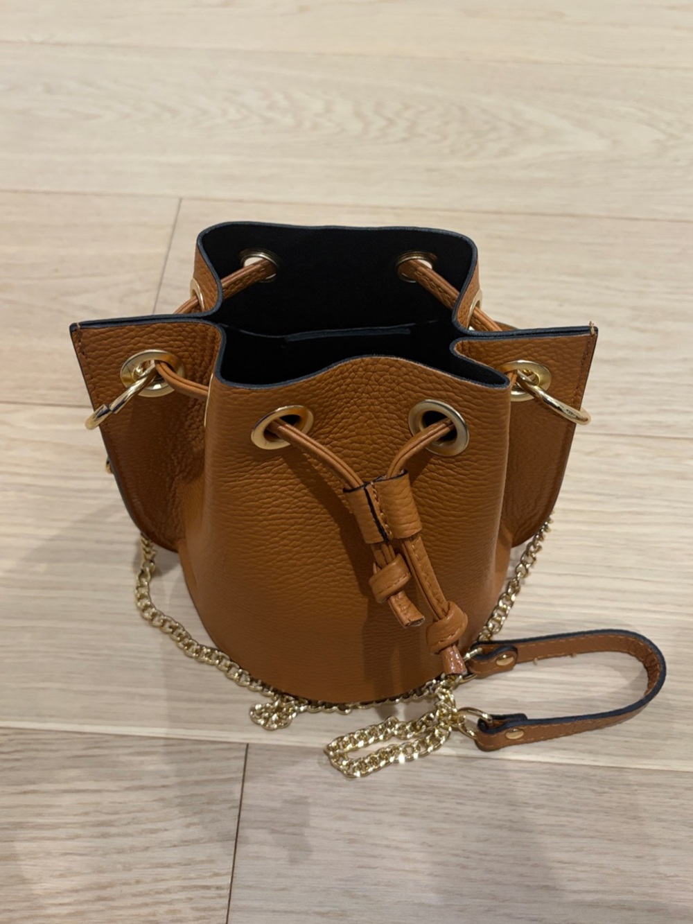 NWOT Vera Pelle Tan Leather Drawstring Bucket Crossbody with Gold Chain - Picture 2 of 3